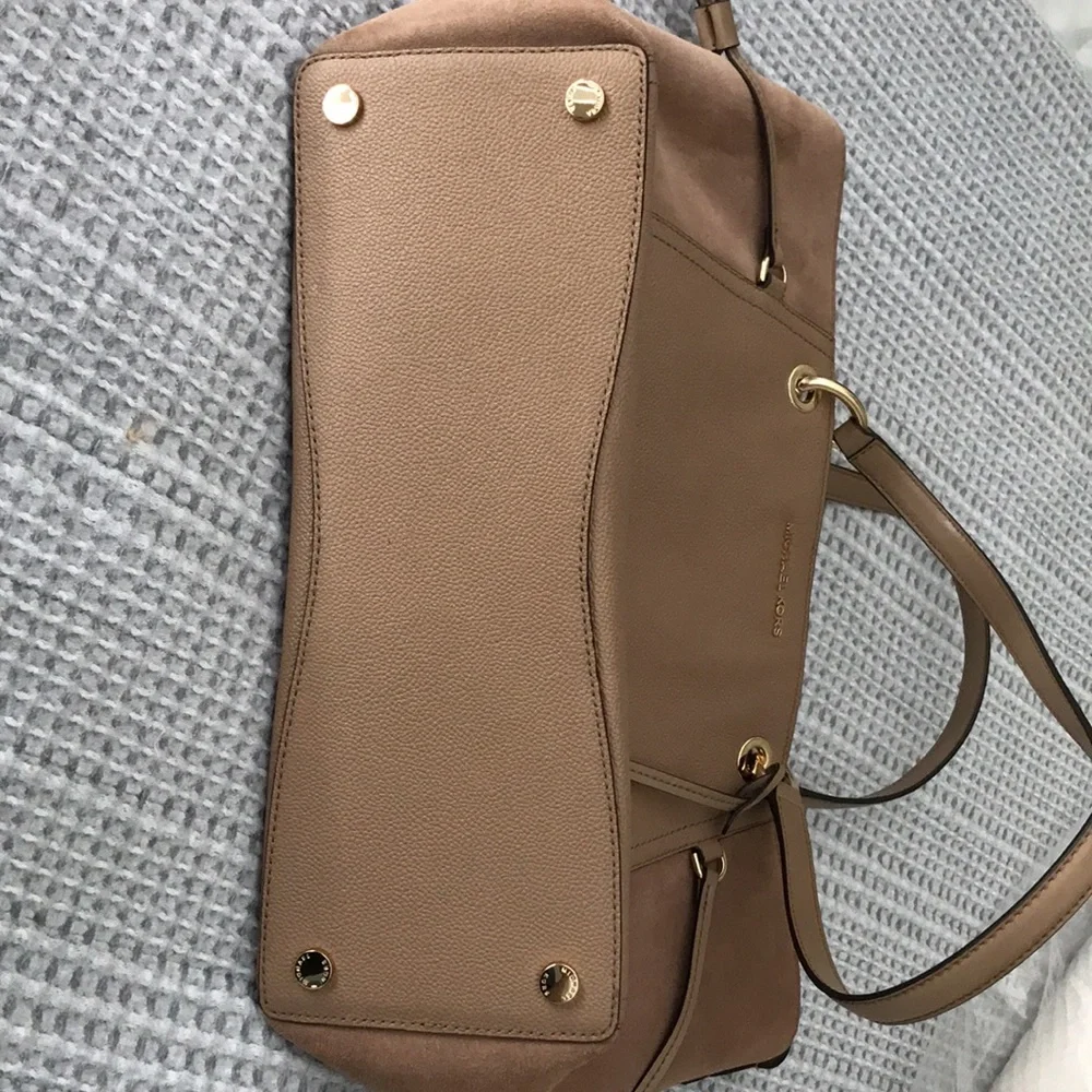 (SOLD). Michael MICHAEL KORS Handbag - Picture 9 of 15